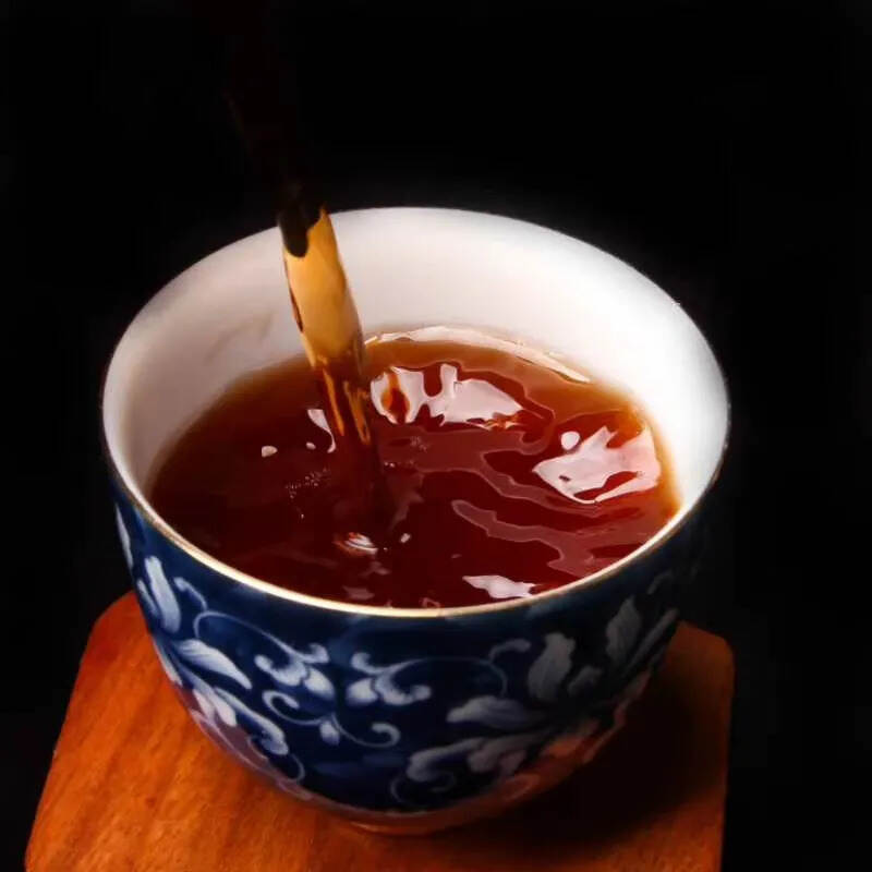 2020年春茶老班章发酵古树茶散茶熟茶，木板离地发酵