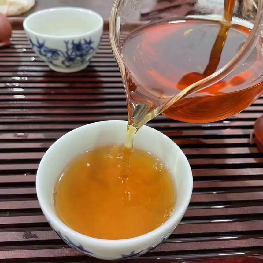 2003年高级班章坨，条索雄浑有力。 整个茶透出的香