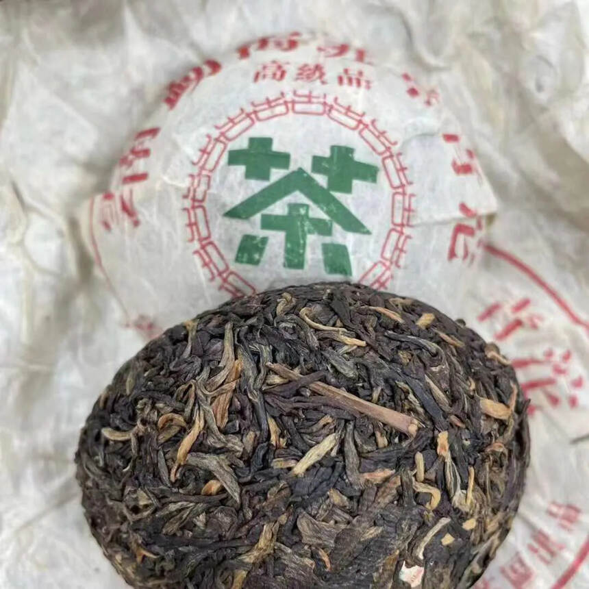 2003年高级班章坨，条索雄浑有力。 整个茶透出的香