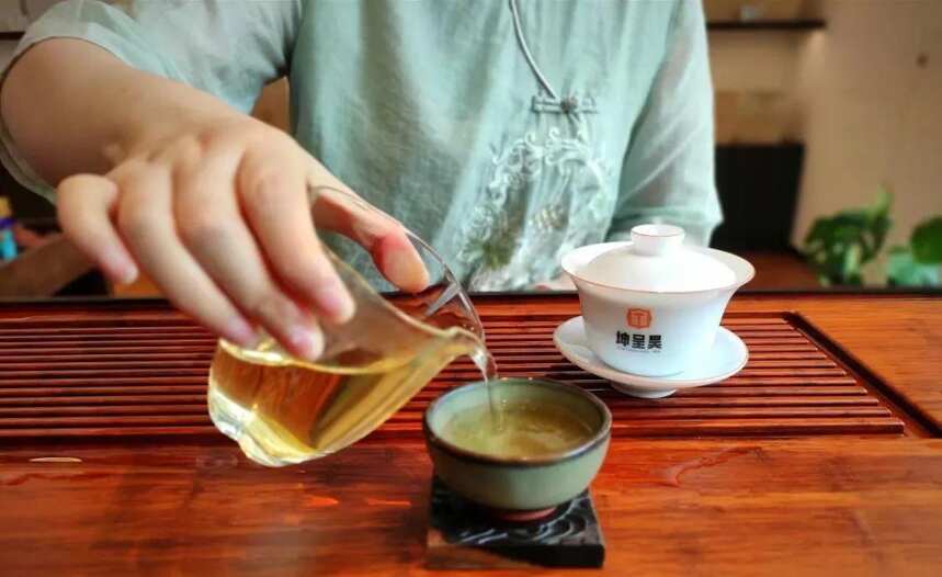 泡茶丨用盖碗泡茶烫手？可能是盖碗没选对