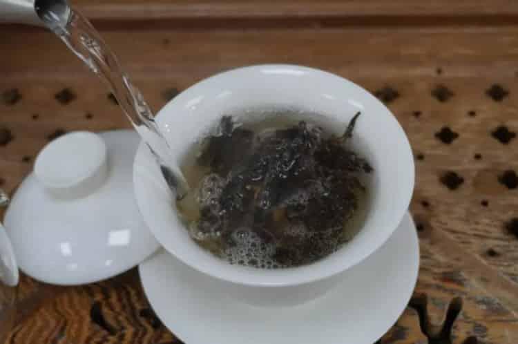 盖碗和茶壶哪个泡茶好_盖碗泡茶与茶壶泡茶的优劣