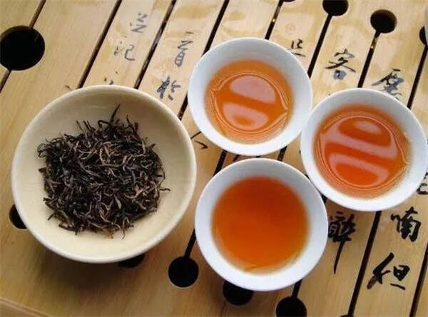 晚饭一杯黑茶轻松排出致癌物（喝黑茶清除体内“垃圾”）