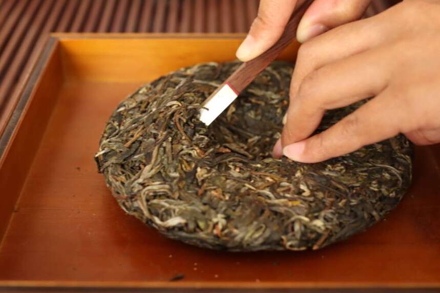 坚硬的普洱茶饼怎样拆开（普洱茶茶饼怎么弄开）