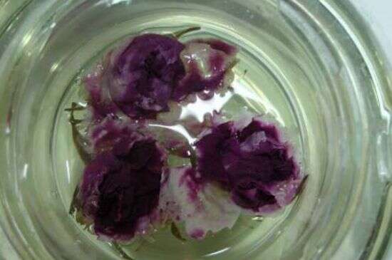 含硫玫瑰花泡水颜色_玫瑰一泡就掉色是真还是假？