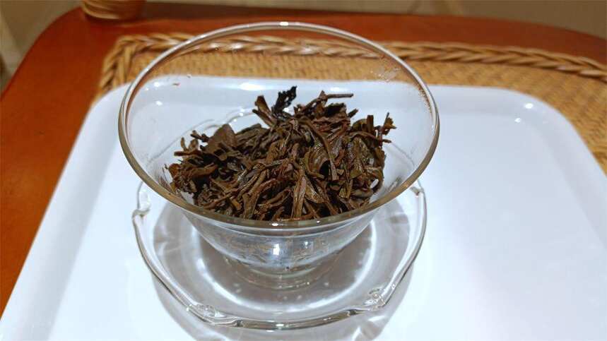 2011年红乐邦东云海普洱茶生茶400克饼茶品评