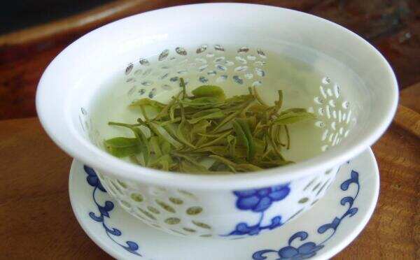 日照绿茶的特点，比普通绿茶更大（冲泡茶水颜色更深）