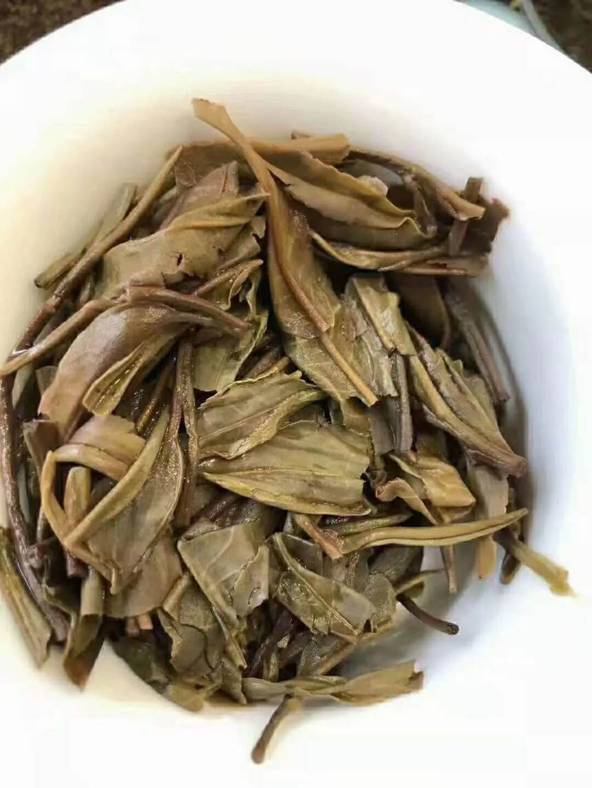 2018年八角亭品牌乔木云雾“大叶种”茶，选料为布朗