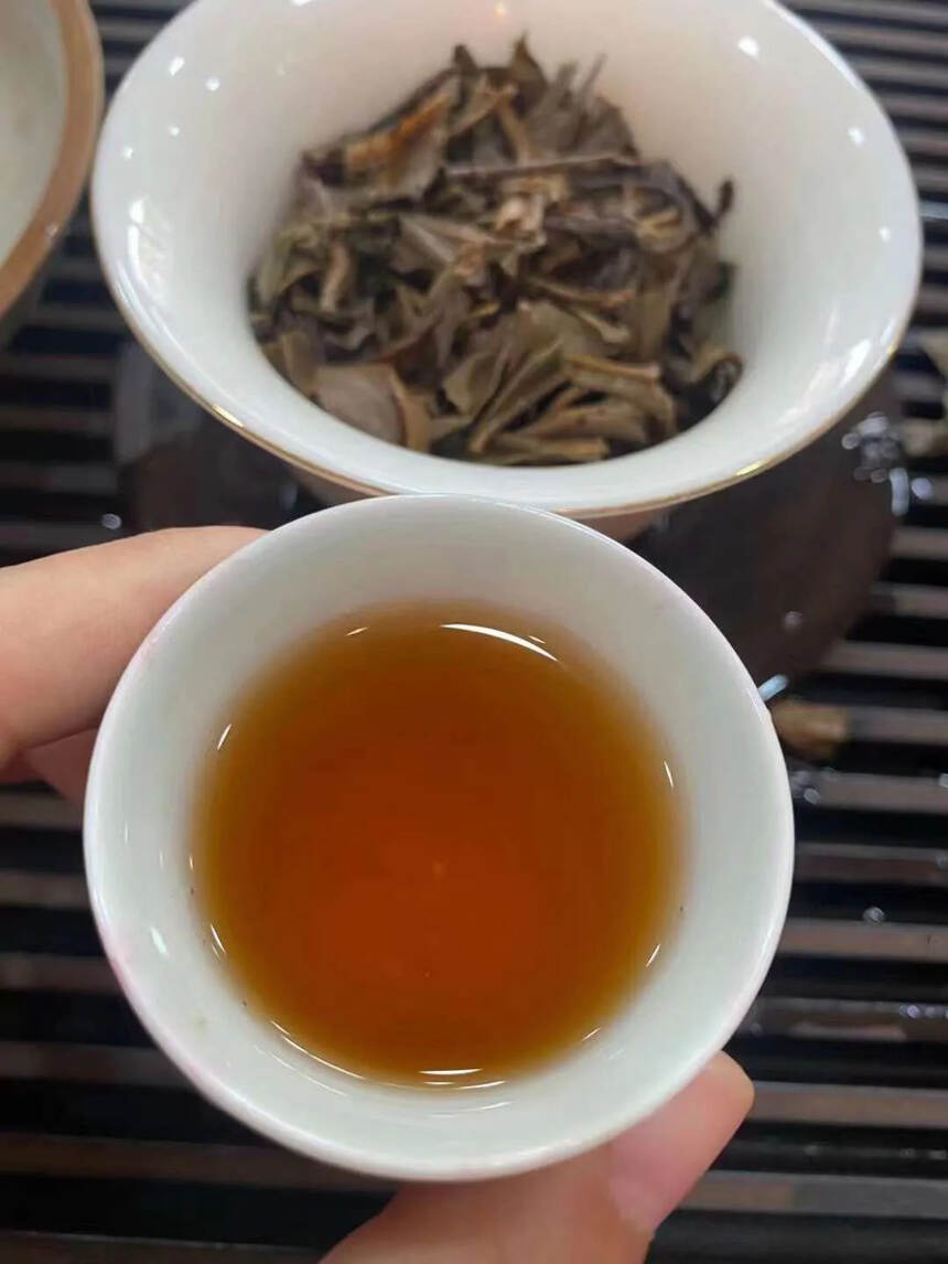 ??02年中茶甲级蓝印生茶，条索粗壮，口感非常霸气，