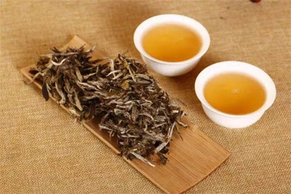 白茶中的散茶和饼茶有什么区别？（散茶和饼茶的区别）