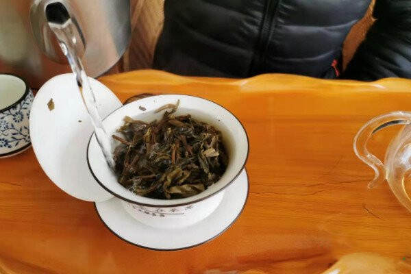 普洱茶饼怎么泡才正确方法_普洱茶饼要一次性全部弄碎吗