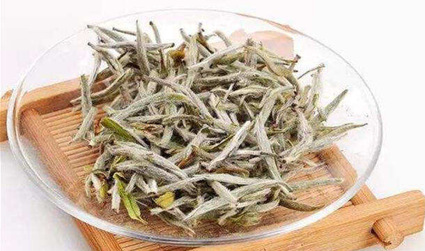 女人喝白茶好还是玫瑰花茶好？白茶和玫瑰花茶的好处