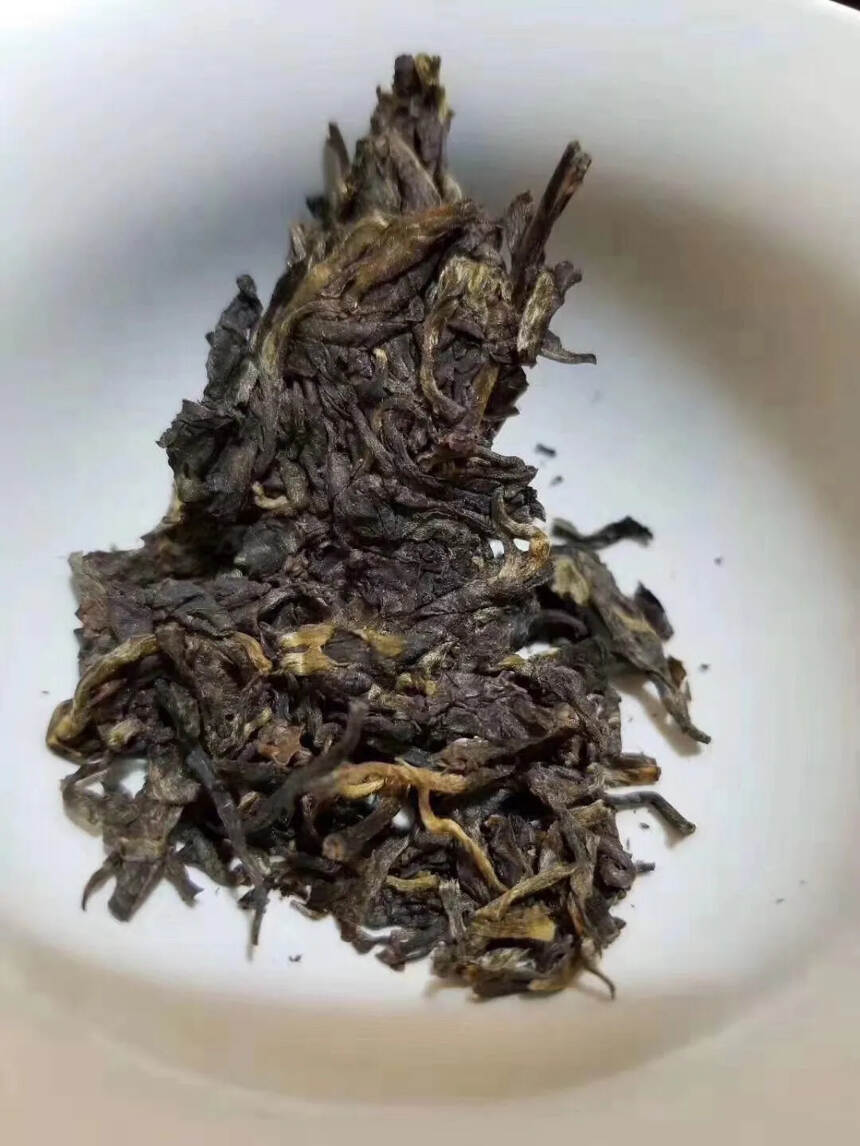 01年易武麻黑生茶，正品。蜜香甘甜，回甘持久！