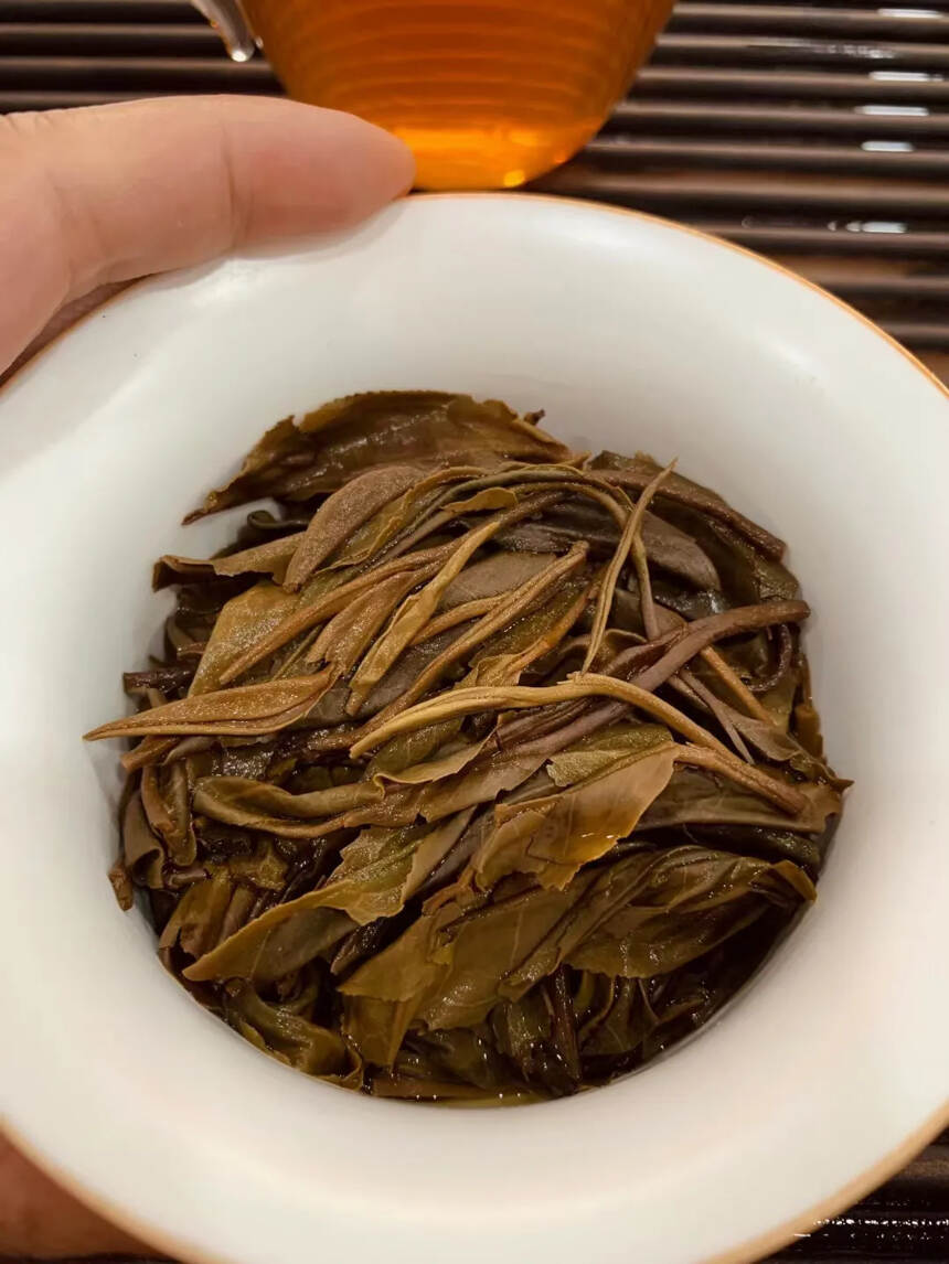 2009年班章竹篓茶，2kg/篓，竹篓加箬叶包裹，紧