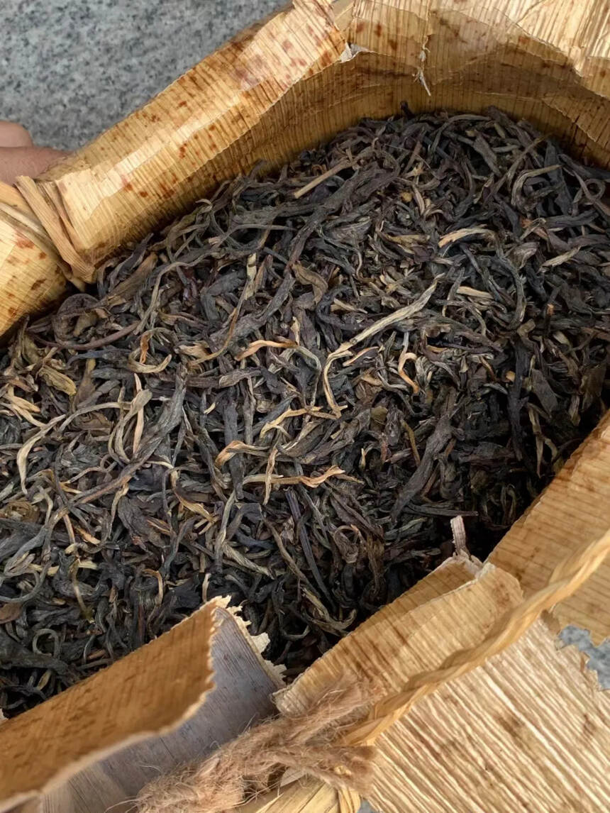 2009年班章竹篓茶，2kg/篓，竹篓加箬叶包裹，紧