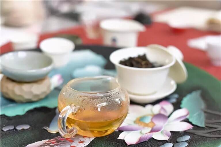 为什么泡茶时有的茶浮在上面？茶叶不沉底的原因分析