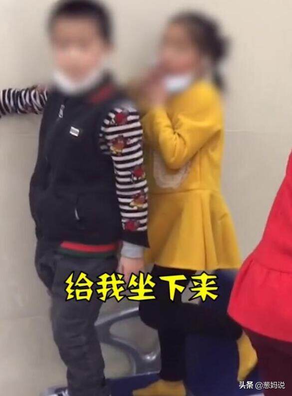 熊孩子医院内踩座椅没人管，男子忍无可忍这样做，让人拍手称好