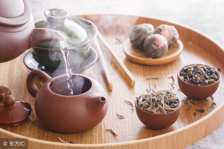 茶具是紫砂的好还是陶瓷的好？紫砂与陶瓷茶具各自的特点介绍