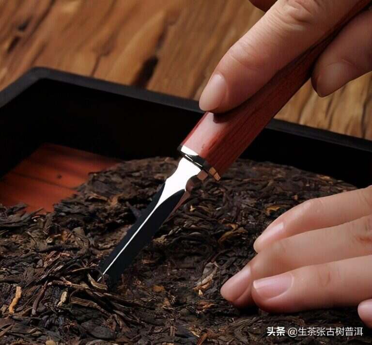 普洱茶饼如何正确撬茶（普洱茶饼撬茶方法与注意事项）