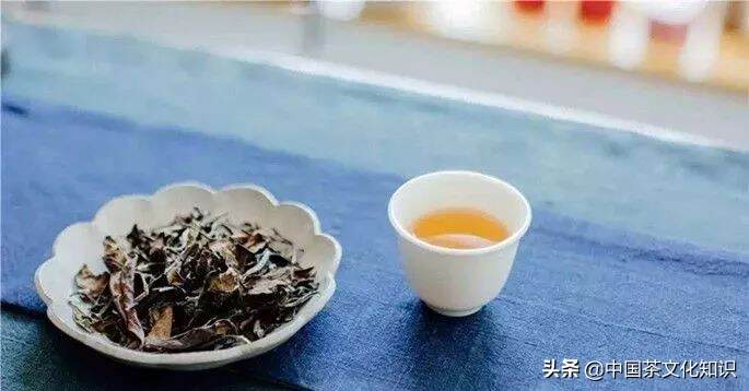 白茶跟黄茶的区别（白茶跟黄茶哪个好）