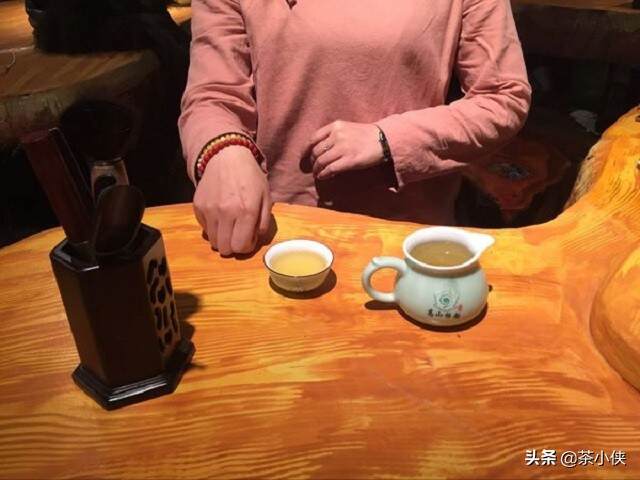 女性喝茶要叩手礼吗（叩茶礼的由来与理解）