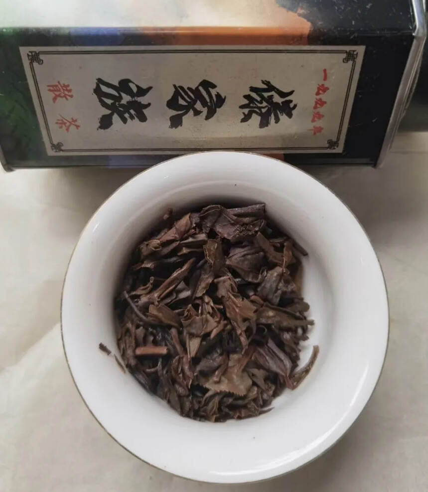 1999年傣家族散茶，选用勐海布朗山头春散料，早期为