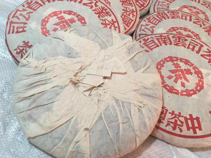 04年大红印青饼，烟香味。一件84片。竹篮装干仓老生