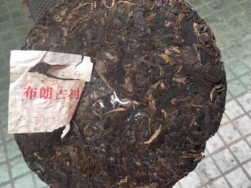 04年大红印青饼，烟香味。一件84片。竹篮装干仓老生