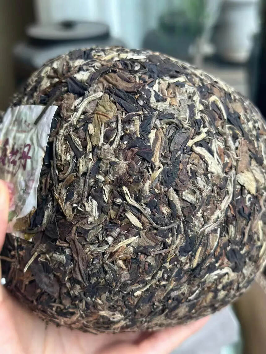 2018年白牡丹龙团茶，一箱4个，一个1000克