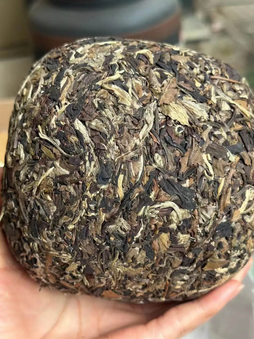 2018年白牡丹龙团茶，一箱4个，一个1000克