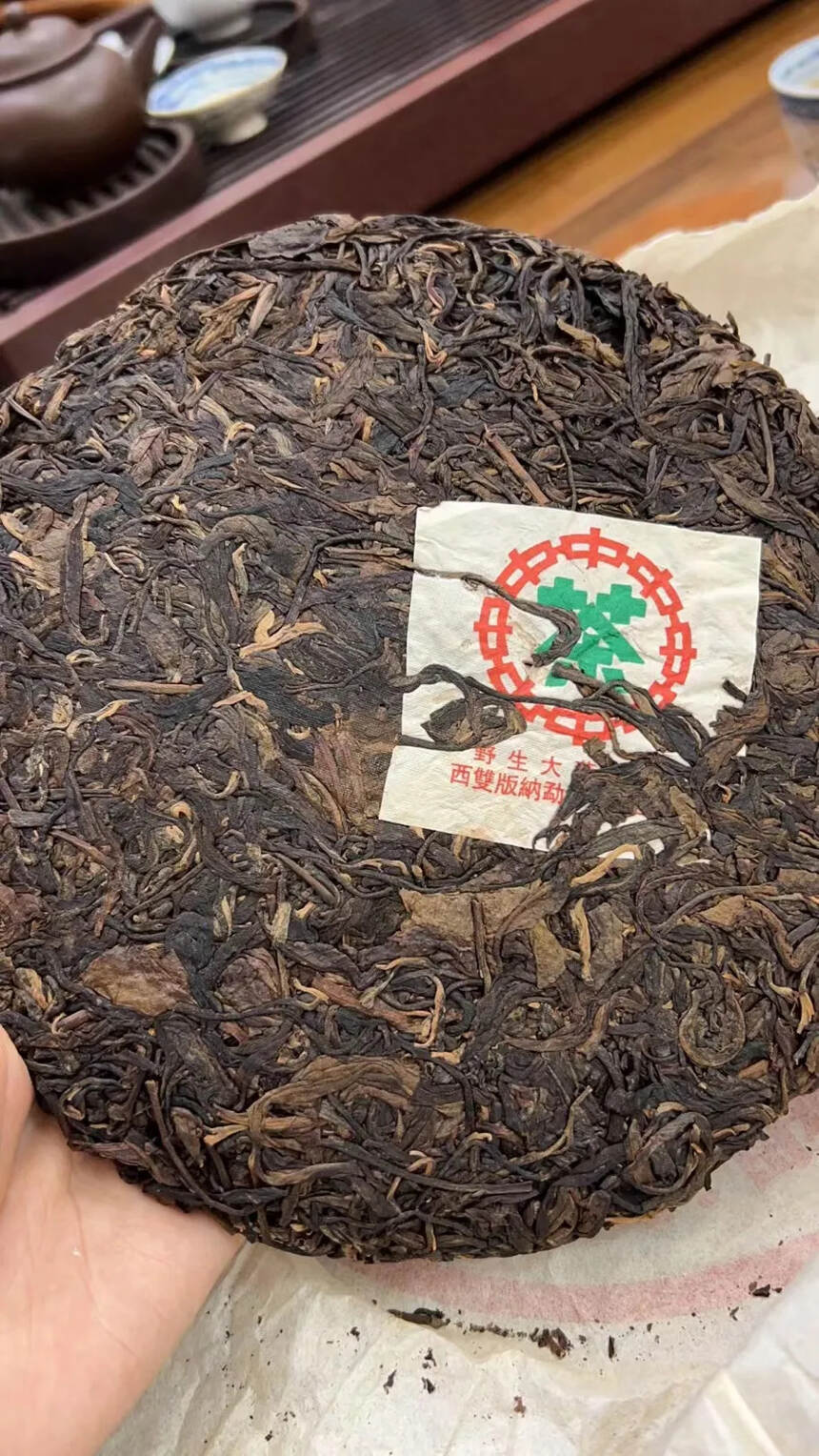 02年大益红印生茶，云南野生大叶青饼。