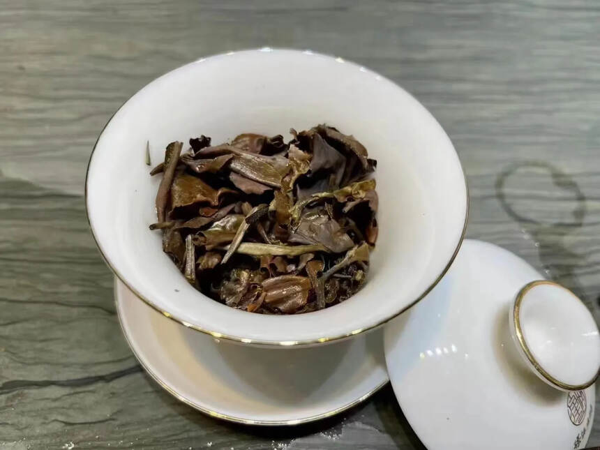 2018年白牡丹龙团茶，一箱4个，一个1000克