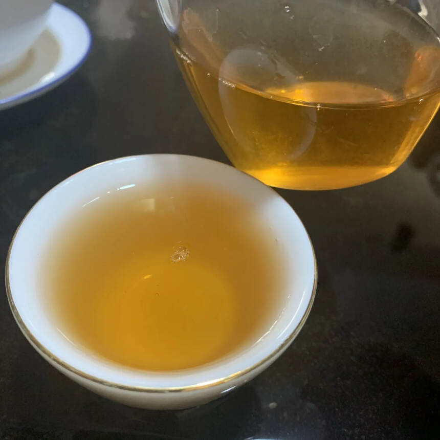 01年中茶小红印生茶7542配方。干仓青饼，回甘味重