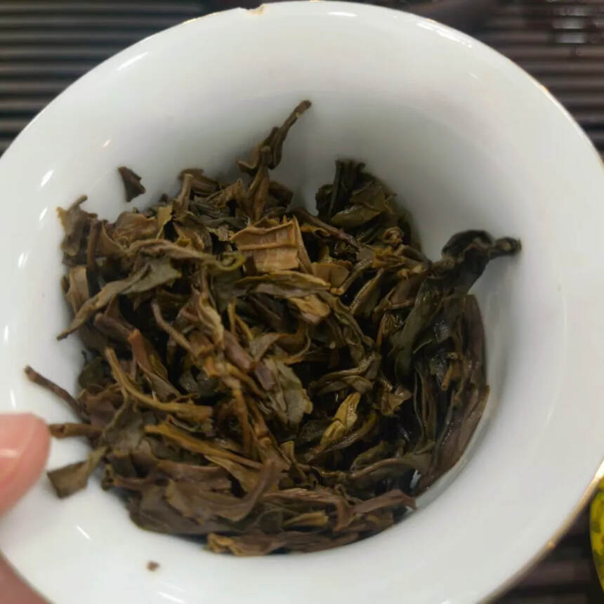 2002年绿印老生茶7542，老料为4级茶菁，配菁细