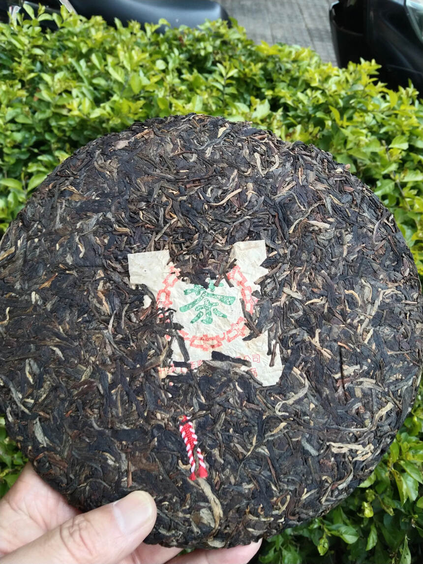 2002年绿印老生茶7542，老料为4级茶菁，配菁细