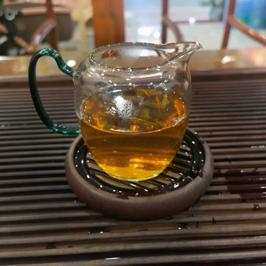 2002年绿印老生茶7542，老料为4级茶菁，配菁细