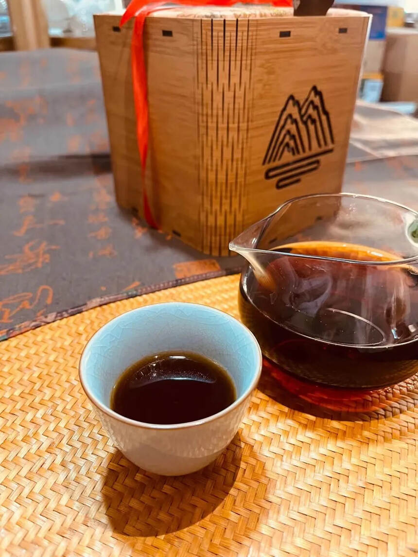 60年冰岛老散茶礼盒装300克。#普洱茶# #茶生活