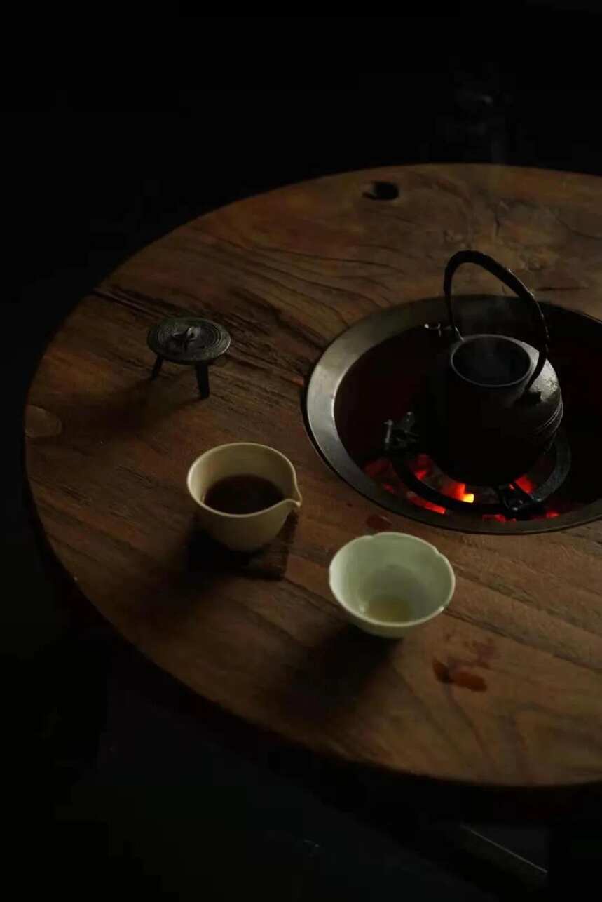茶烟引素且围炉，最美不过一杯茶