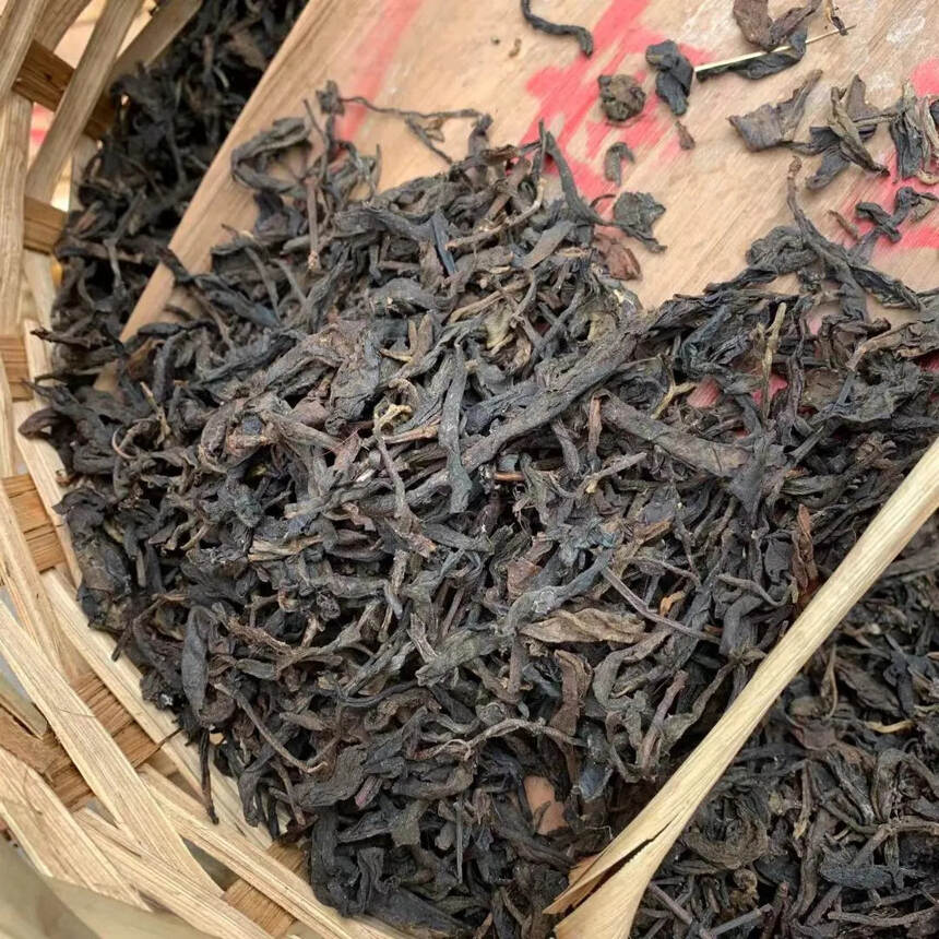 70年代老散茶生茶，一筐5000克净重，药香陈香浓郁