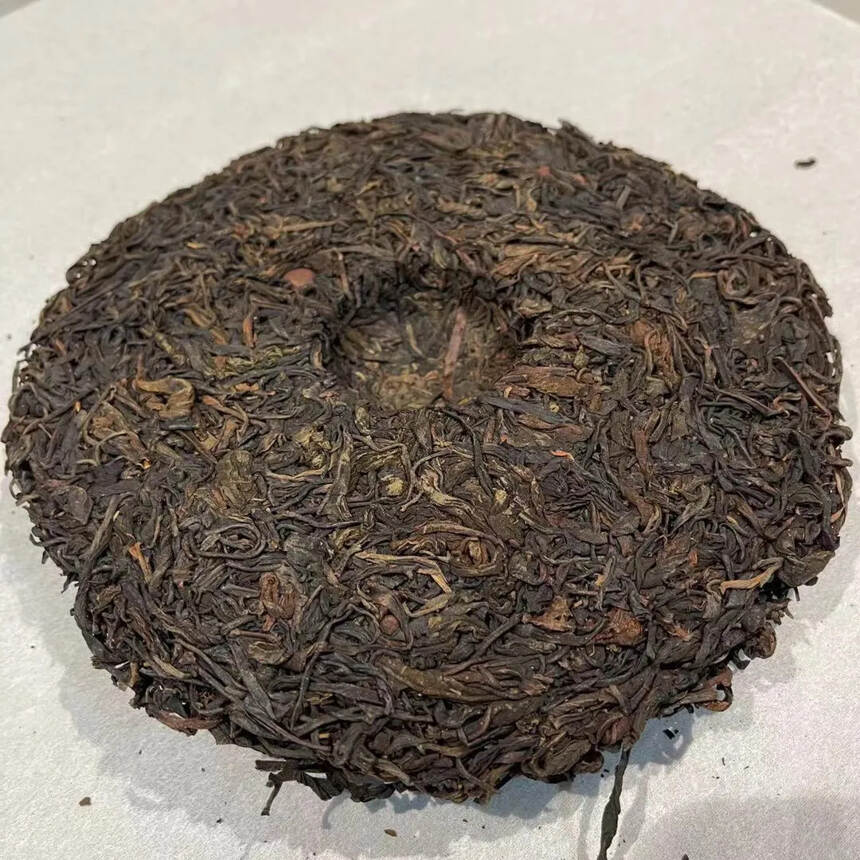 80年代易武弯弓古树茶生饼，一直存放昆明仓库。蜜香甘