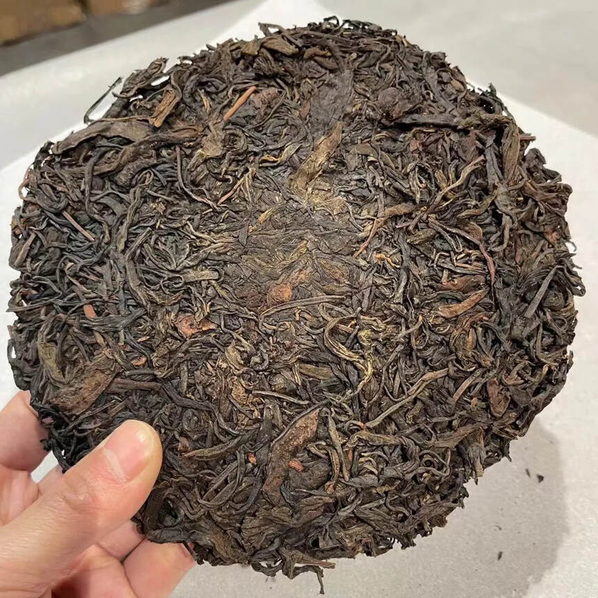 80年代易武弯弓古树茶生饼，一直存放昆明仓库。蜜香甘