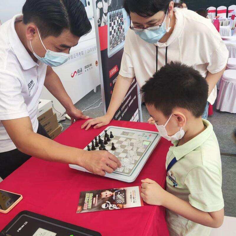 在「深圳棋茶文化消费节」上体验“AI人工智能对弈”的乐趣