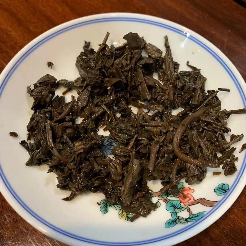 80年代易武弯弓古树茶生饼，一直存放昆明仓库。蜜香甘