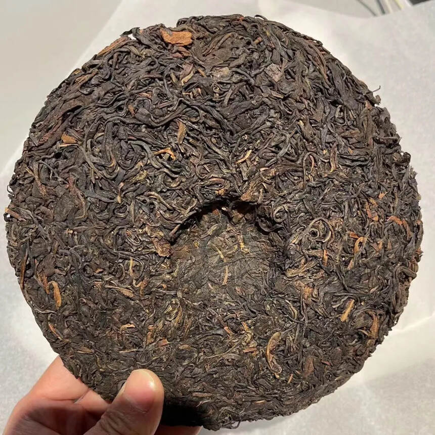 80年代易武弯弓古树茶生饼，一直存放昆明仓库。蜜香甘