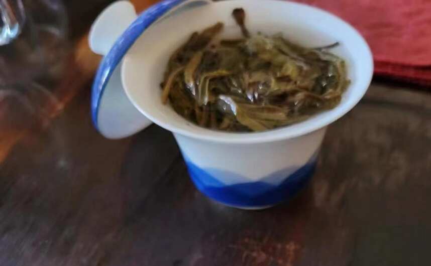 一片茶 一个人 透过杯中茶叶看人生