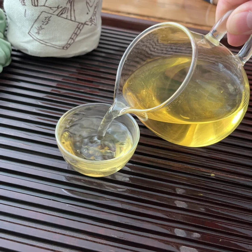 2019年冰岛龙珠生茶。茶条索紧结厚实，光泽油润、多