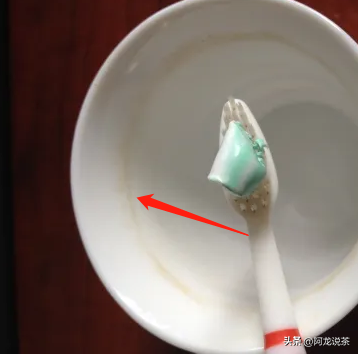 茶杯表面脏东西是什么？有害吗？细细的红茶是加糖了吗？