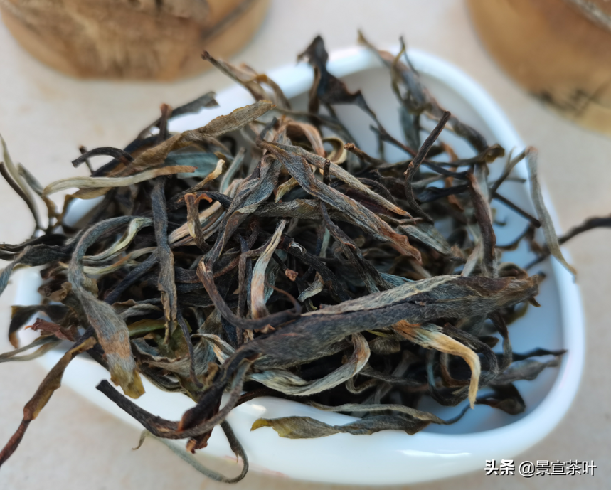 这是我们的茶山，哀牢山上的普洱茶小产区，海拔2000米