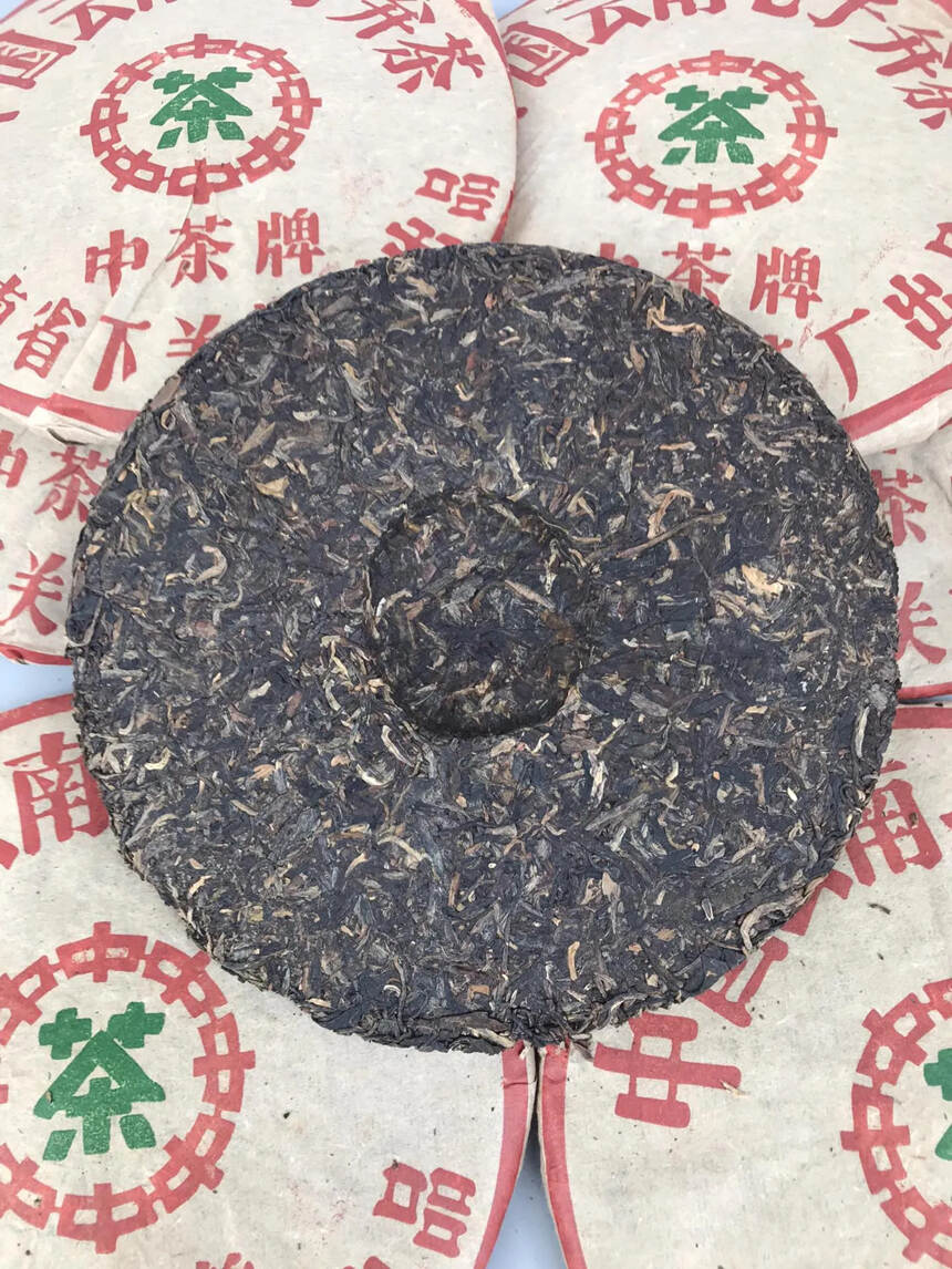 01年下关茶厂生茶，老味非常好，一件42饼，一提7饼