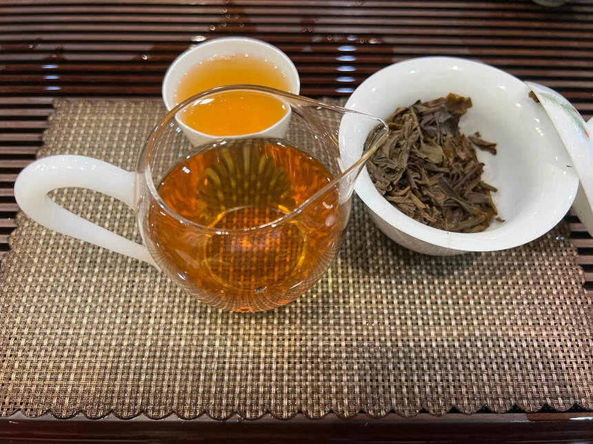 06年勐海七子饼茶傣叶生茶，勐海县公安局内部用茶，采