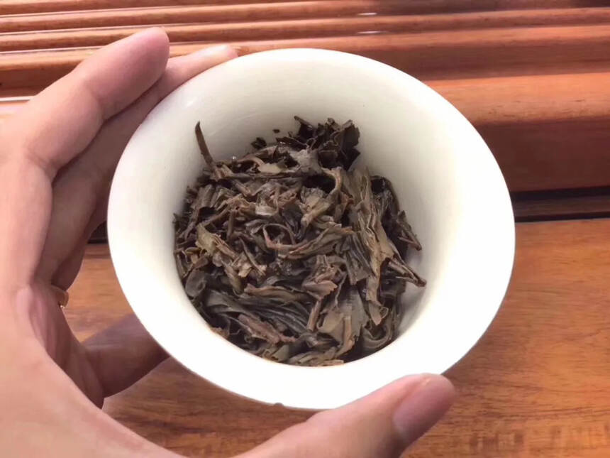 曼庄茶厂出品2002年云南老树饼茶-绿舜号，此茶选用